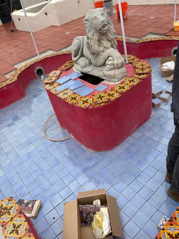 Tiling the fountain under the lion